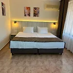 Hotel Oleander House And Tennis Club